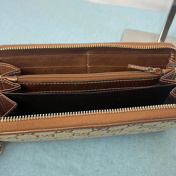 Gucci Brown Logo Continental Wallet - Picture 4 of 5